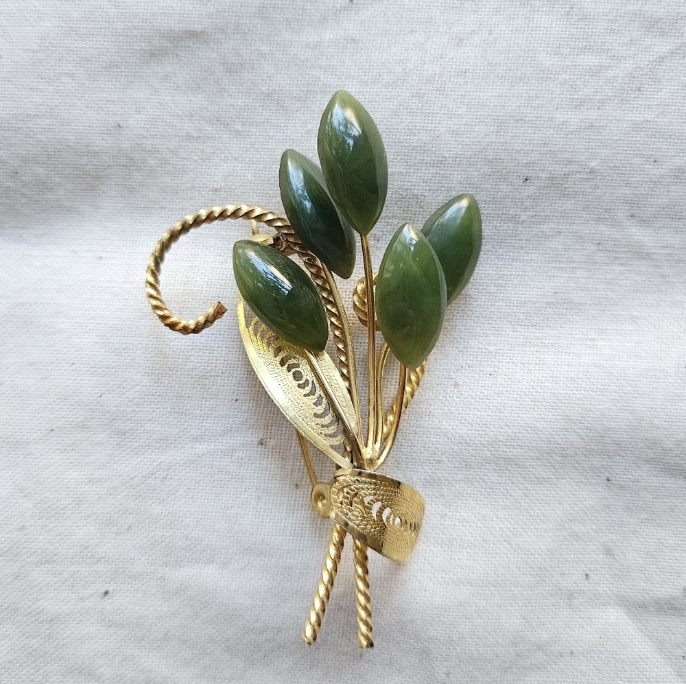 VTG Nephrite Jade Gold Tone Filigree Brooch